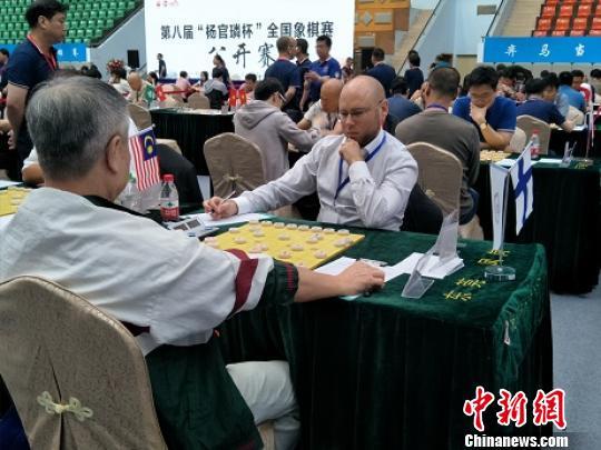 來(lái)自白俄羅斯的棋手雖然不懂中文但是下起象棋有板有眼 李映民 攝