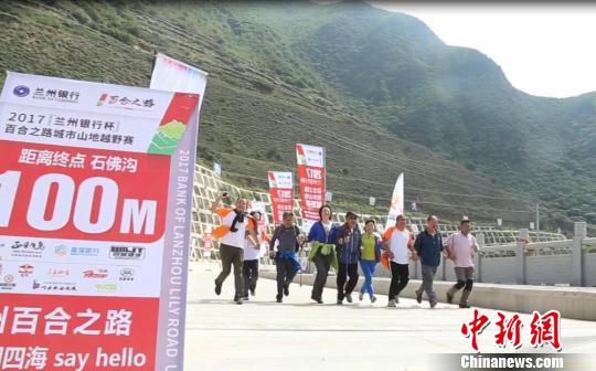 山地越野跑的愛(ài)好者奔跑在“百合之路”賽道。(資料圖) 鐘欣 攝